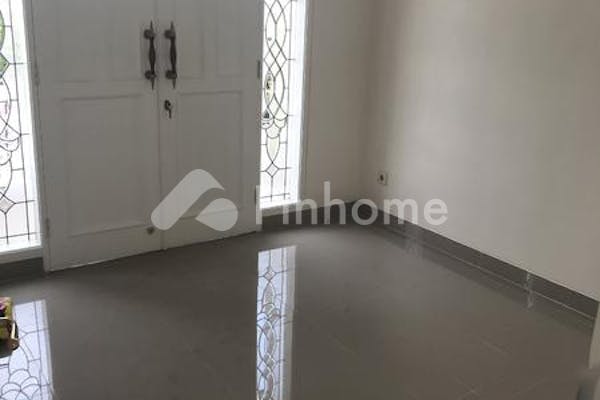 dijual rumah siap pakai di jl  singgasana raya - 1