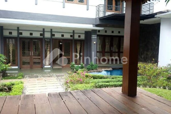 dijual rumah lokasi strategis di tubagus ismail - 1