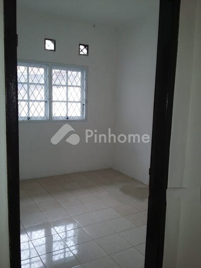 dijual rumah lokasi strategis di jl  perum taman pajajaran - 5