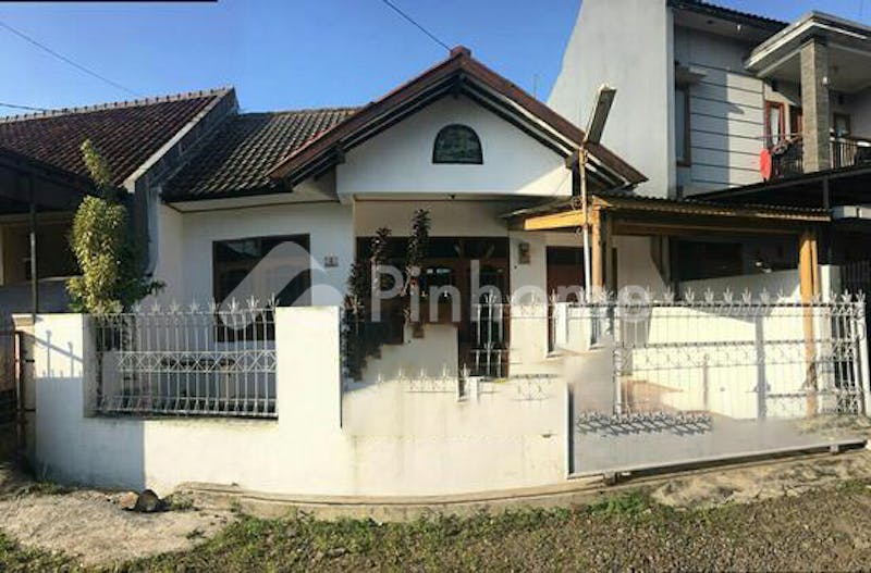 dijual rumah lokasi strategis dekat apotek di jalan margahayu raya - 1