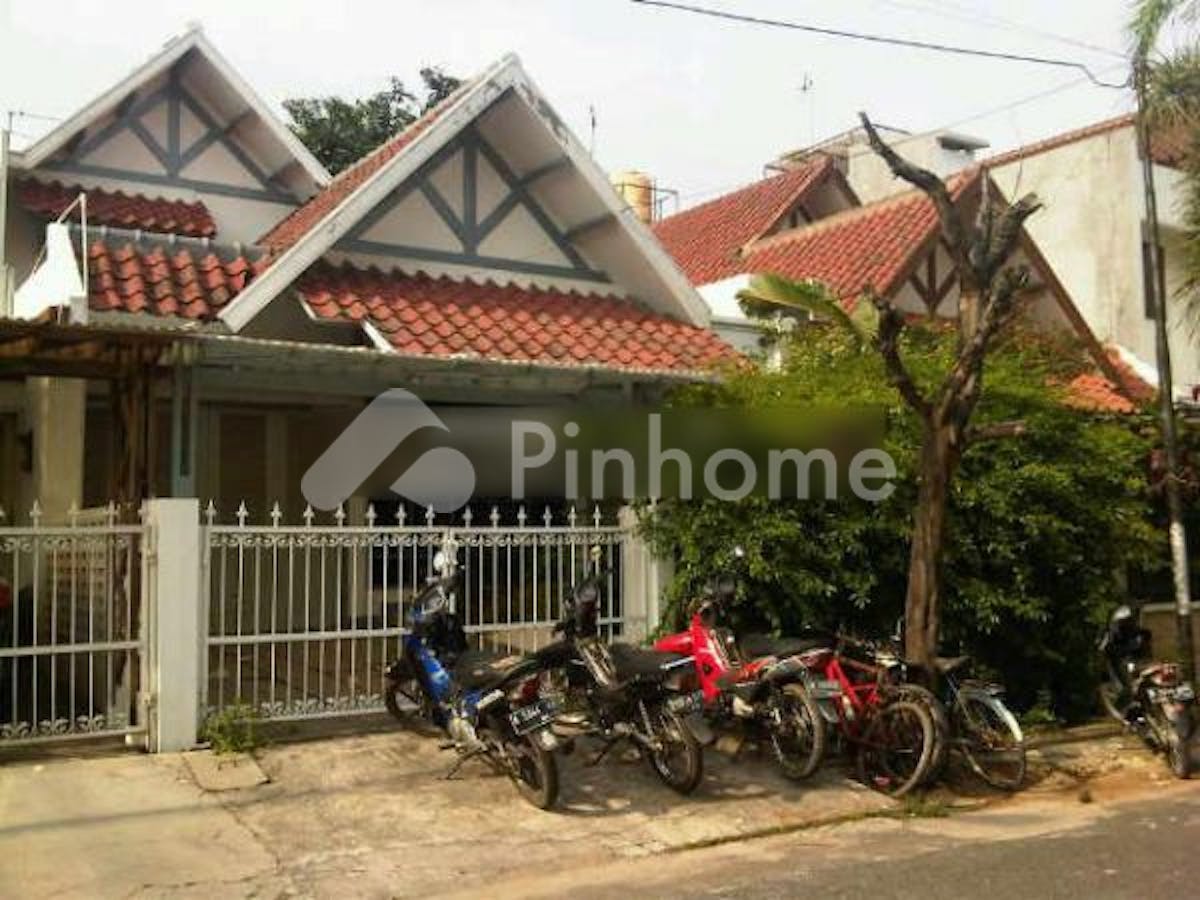 Dijual Rumah Lokasi Strategis di Jl. Puri Indah Raya - Gambar 1