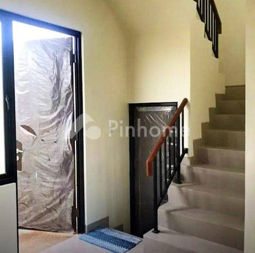 dijual rumah lokasi strategis di jl  mutiara gading city - 2