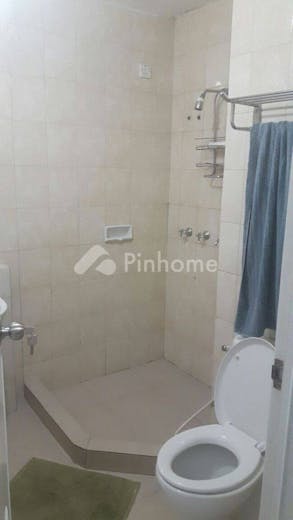 dijual apartemen siap pakai di cosmo mansion  jl  tlk  betung blvd - 7