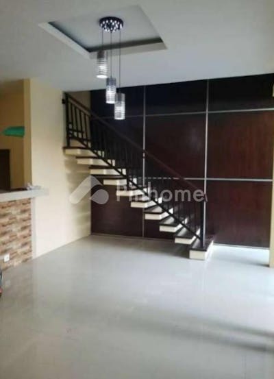 dijual rumah lokasi strategis dekat restoran di jl  kutat lestari - 4