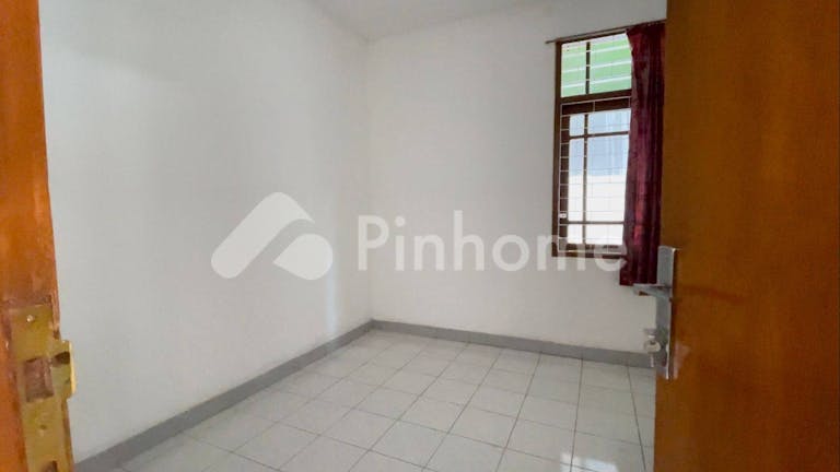 disewakan rumah 2 lantai 3kt 110m2 di andir - 6