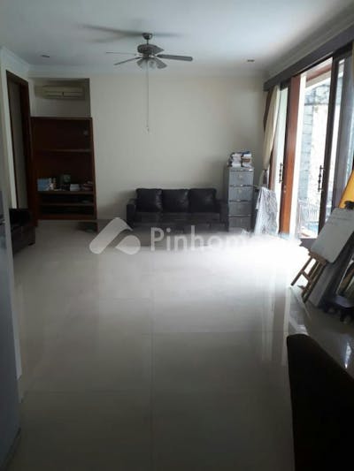 dijual rumah siap pakai di jl  senayan utama - 2