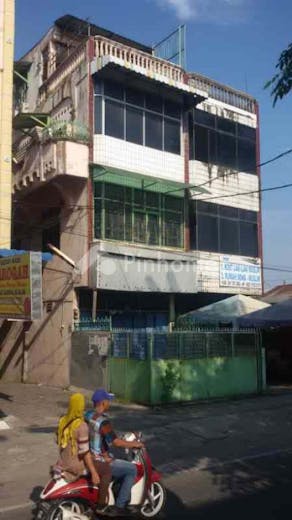 dijual ruko 3 lantai lokasi strategis di jl  brigjen katamso - 5