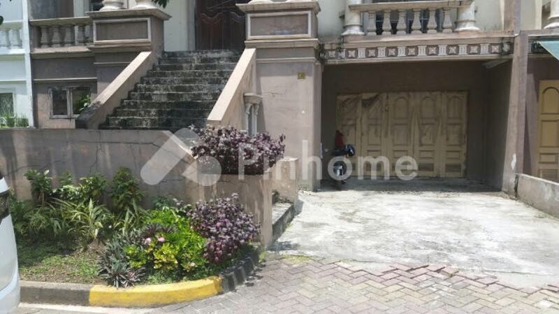 dijual rumah nyaman dan asri di kompleks the palace  jl  mustang - 3