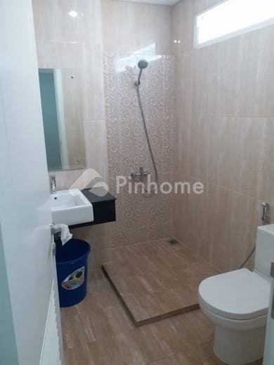 dijual apartemen lokasi bagus di the primrose condovilla  jl  bulevar barat - 5