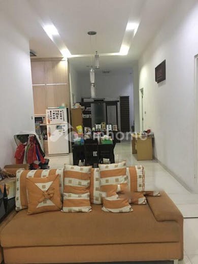 dijual rumah lokasi strategis di jl  serpong raya - 2