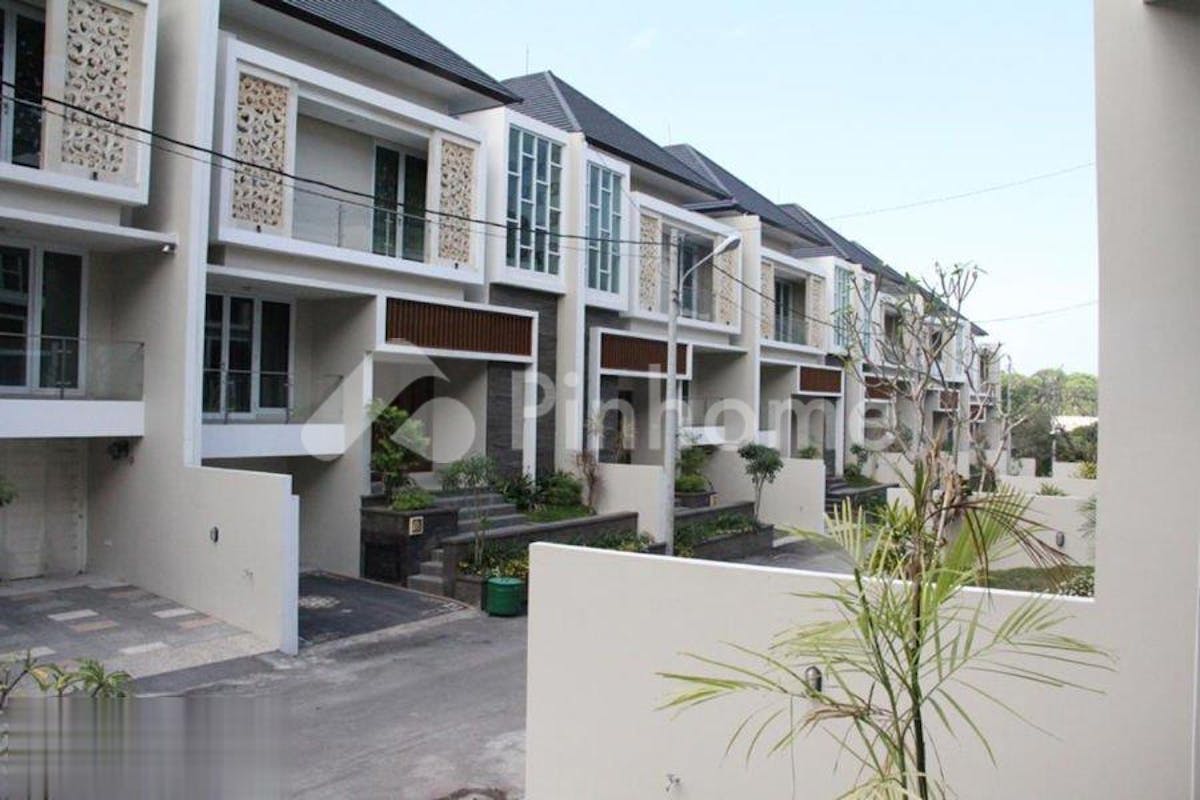 Disewakan Rumah Siap Pakai Dekat Taman di GREEN IMPERIAL, Jl. Cokroaminoto - Gambar 1