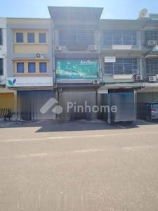 Dijual Ruko 3 Lantai Lokasi Strategis di Komp Bumi Riau, Jl. Laksamana Bintan - Gambar 1