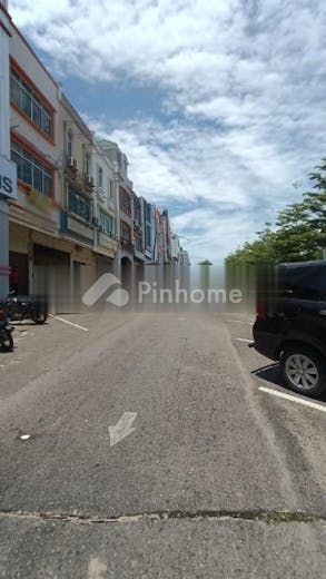 dijual ruko 3 lantai lokasi strategis di jl  vila raflesia - 2