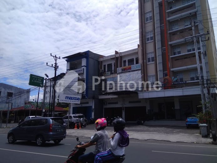 disewakan ruko 3 lantai lokasi strategis di jl  boulevard pierre tendean - 1