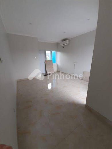 dijual rumah lokasi strategis di graha raya bintaro - 3