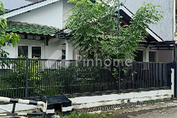 dijual rumah lokasi bagus di jalan kasuari - 1