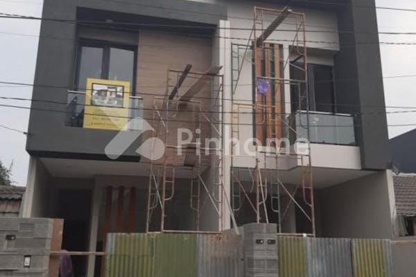 dijual rumah lokasi strategis dekat pusat perbelanjaan di manyar jaya