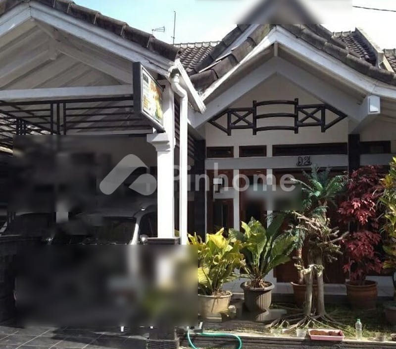 dijual rumah lokasi strategis dekat pusat perbelanjaan di jl  komplek griya caraka - 1