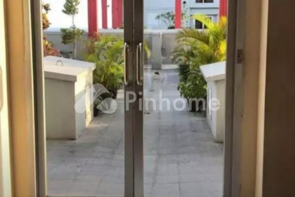 dijual apartemen siap huni dekat supermarket di gunawangsa merr  jl  raya kedung baruk - 5