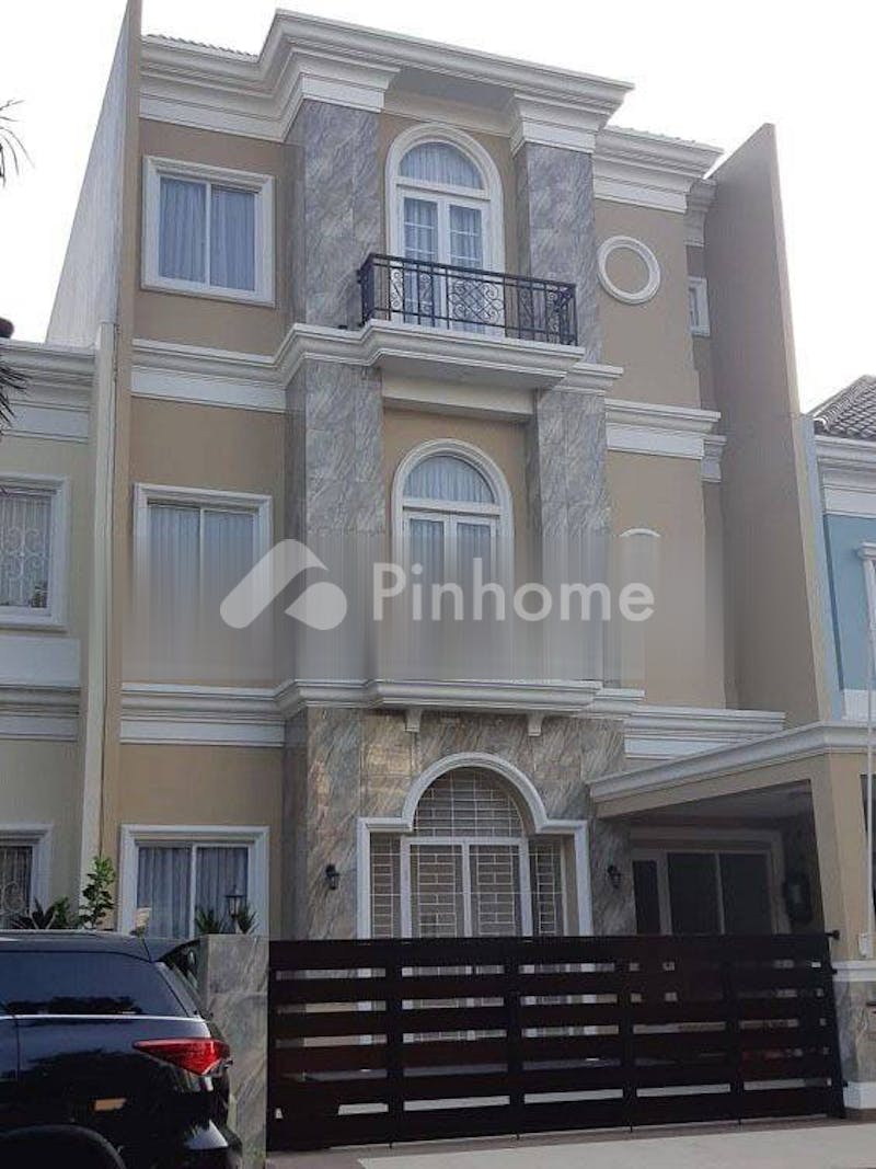 dijual rumah siap pakai di jl  boulevard timur no utara  rt 5 rw 3 - 1