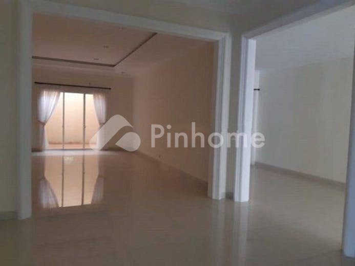 dijual rumah siap pakai di jl  boulevard timur no utara  rt 5 rw 3 - 4