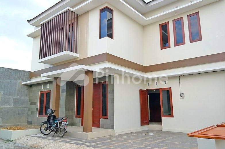 dijual rumah lokasi strategis di jalan godean km 7 5   godean  sleman  di yogyakarta - 1