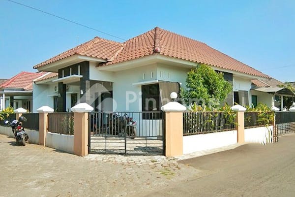 dijual rumah lokasi strategis di jalan godean km 7 - 1