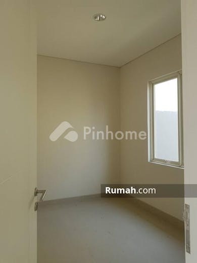 dijual rumah lokasi strategis di jl  raya serpong kp  sarimulya  setu  cluster banara serpong - 4