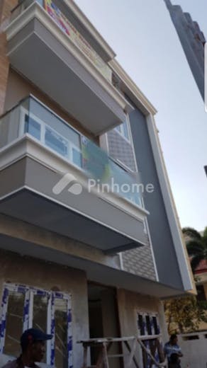 dijual rumah siap pakai di dekat sunrise garden  jl  mangga raya - 2