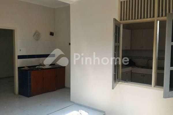 dijual rumah lingkungan nyaman dekat kampus di jl  mahabarata - 8