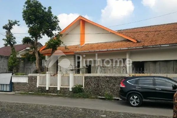 dijual rumah lingkungan nyaman dekat kampus di jl  mahabarata - 1