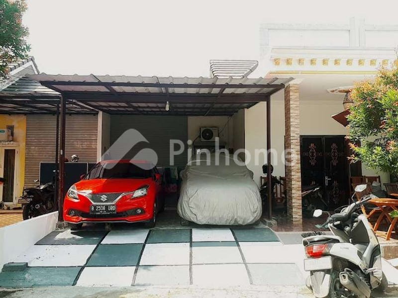 dijual rumah lokasi strategis di mutiara gading cluster napoli - 1