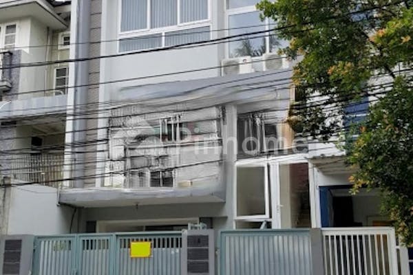 dijual rumah lokasi strategis dekat rs siloam di jalan duri kepa