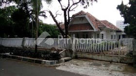 dijual rumah lingkungan asri di menteng