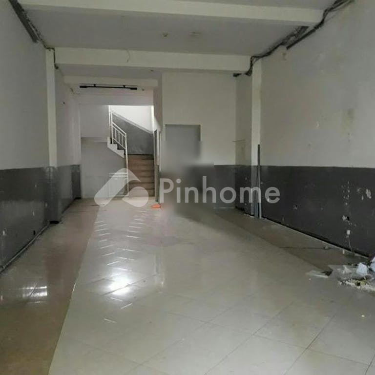 Disewakan Ruko 3 Lantai Lingkungan Nyaman di Jl. Letjend S. Parman - Gambar 2