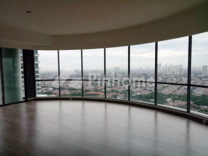 dijual apartemen lokasi bagus di apartemen st  moritz  the royal suite tower jl  puri indah raya  rt 3 rw 2 - 1