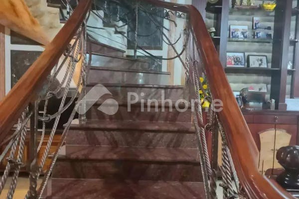 dijual rumah lingkungan nyaman dekat hotel jw marriot di villa green garden jl  putri hijau - 8