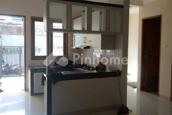 dijual rumah lokasi strategis dekat tol pulomas di cempaka putih barat - 4