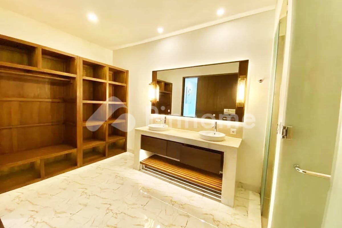 similar property disewakan rumah lingkungan nyaman dekat pantai di luxury villa in berawa   canggu - 6