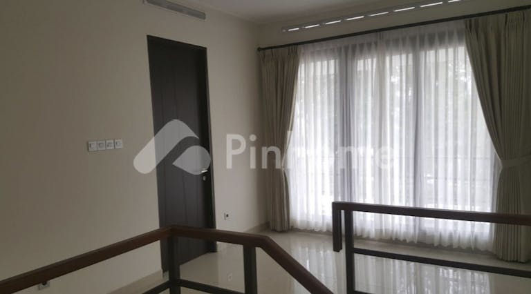 dijual rumah harga terbaik dekat perbelanjaan di calistha dago residence  jl  gandaria - 17