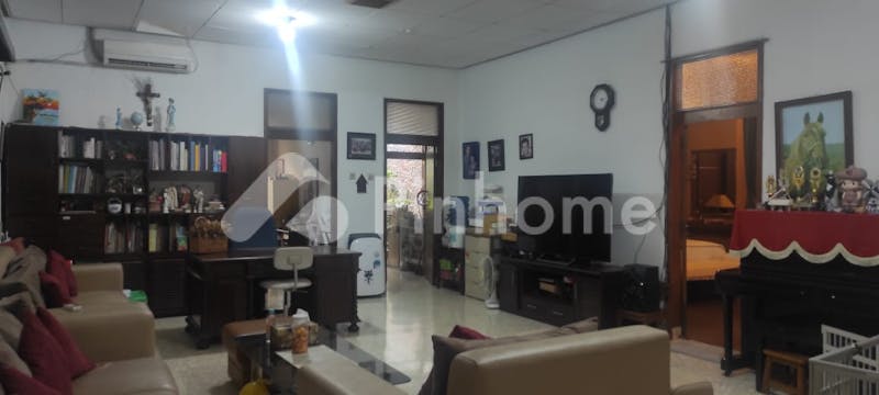 dijual rumah lokasi strategis dekat pusat perbelanjaan di sayap jalan jakarta - 1