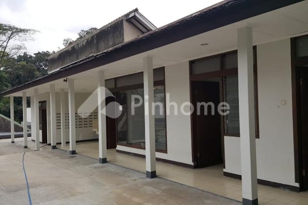 dijual rumah lingkungan nyaman dekat mall di sayap riau - 4