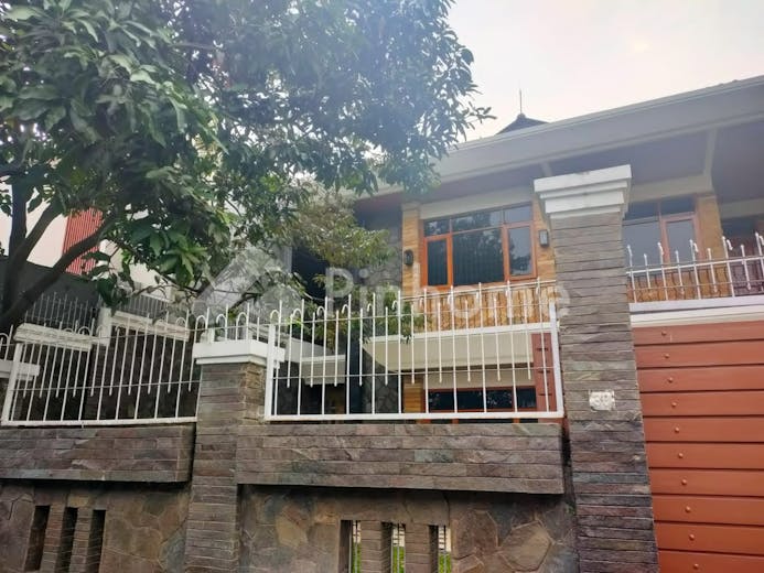 dijual rumah sangat strategis dekat perbelanjaan di jl  holis regency - 2