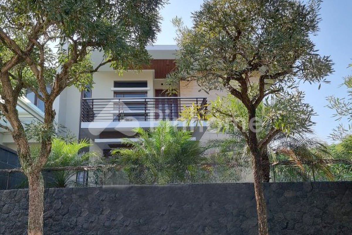 similar property dijual rumah super strategis dalam perumahan di jalan setra duta lestari  pasirkaliki - 2