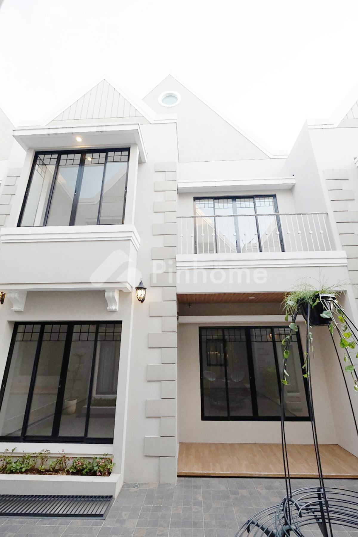 Dijual Rumah Nyaman dan Asri Dekat Jendela Alam di Jalan Setra Duta - Gambar 1