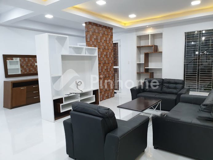 dijual rumah 2 lantai 5kt 210m2 di villa taman polonia iv - 1