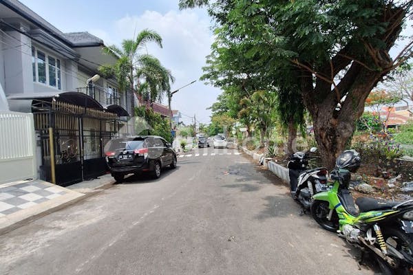 dijual rumah lokasi bagus di manyar - 2