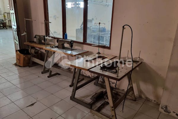 dijual rumah  pabrik garment tepi jln besar di sawahan - 6