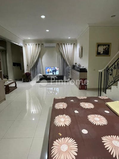 dijual rumah lokasi strategis di les belles maisons  jl  raya serpong no 38  rt 4 rw 1 - 4