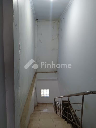 dijual ruko beserta tanah kosong di jln malik raya no  92 - 3